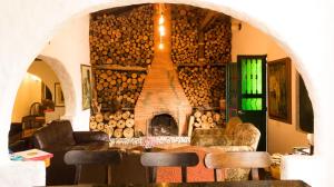 ein Wohnzimmer mit einem großen Holzhaufen in der Unterkunft Finca Campestre La Adelita B&B in Salento
