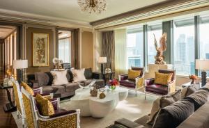 Area tempat duduk di Four Seasons Hotel Jakarta