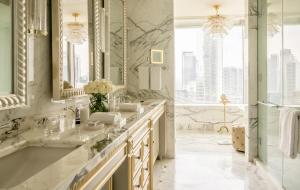 Kamar mandi di Four Seasons Hotel Jakarta