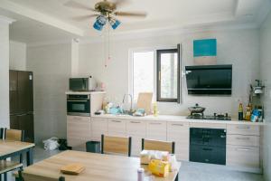 Köök või kööginurk majutusasutuses Saipan Emerald Villa