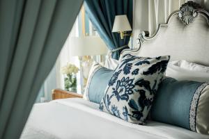 Tempat tidur dalam kamar di Four Seasons Hotel Jakarta