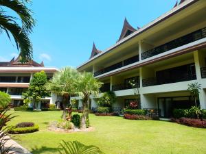 Serenity Lakeside Resort外面的花园