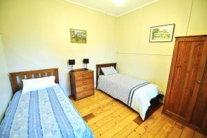 Een bed of bedden in een kamer bij Stonewall Cottage