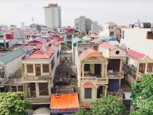 un grupo de casas con techos rojos en una ciudad en Binh Minh Hotel, en Ninh Binh
