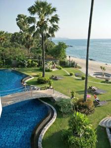 Bazén v ubytování Pattaya Private Beach Luxury Home nebo v jeho okolí