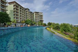 Bazén v ubytování Royal Phala Cliff Beach Resort nebo v jeho okolí