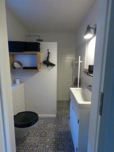 łazienka z toaletą i umywalką w obiekcie Hafen Liebe w mieście Neustadt in Holstein