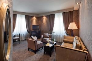 A seating area at Hotel Mozart