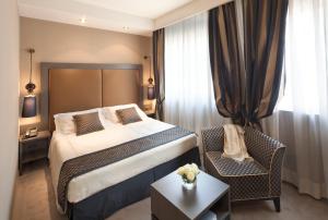 A bed or beds in a room at Hotel Mozart