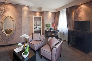 A television and/or entertainment centre at Hotel Mozart