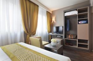 A television and/or entertainment centre at Hotel Mozart