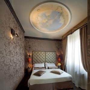 A bed or beds in a room at Hotel Mozart