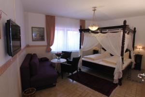 Postel nebo postele na pokoji v ubytování Kreuzerhof Hotel Garni + 26 fotografií