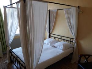 En eller flere senge i et værelse på Hotel De La Gare