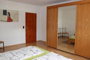 Schlafzimmer mit einer Glasschiebetür und einem Bett in der Unterkunft Apartments Eichenweg in Rednitzhembach