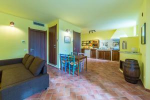 A kitchen or kitchenette at Toscana da Sogno a Villa Allegria