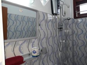 una ducha en un baño con espejo en Copacabana Beach Hotel, en Hikkaduwa 61 fotos más