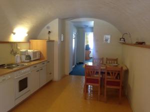eine Küche mit einem Tisch und einem Esszimmer in der Unterkunft Appartements im Forsthaus in Strobl