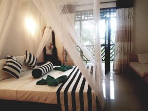 Postel nebo postele na pokoji v ubytování New Red Rose Ella