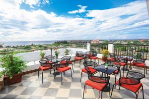 Hacom Galaxy Hotel tesisinde bir balkon veya teras