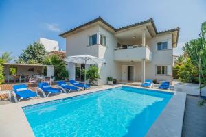a villa with a swimming pool and a house at Villa Maria in El Port