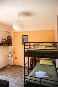 ポルト・ラフティにあるSerenity Villa-Ground floor-Sea view- sea 150m awayの二段ベッド3組とランプが備わるお部屋