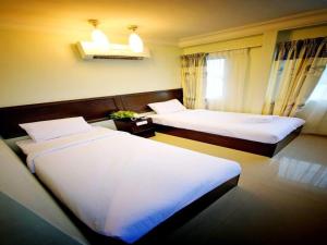 コタバルにあるHotel Bintang Indahのベッドが2つと窓があるホテルの部屋