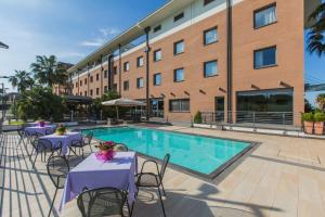 Bazén v ubytování Ardeatina Park Hotel nebo v jeho okolí
