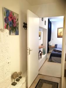 een kamer met een deur naar een slaapkamer bij Ker Viviane in Dinan