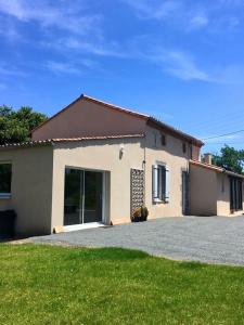 une maison avec une allée en face de celle-ci dans l'établissement Gîte au Haras, à Les Aubiers