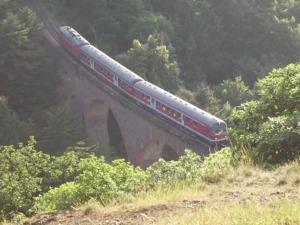 un tren está cruzando un puente en una montaña en Tannenheim, en Boppard