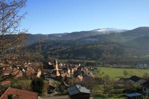 una ciudad en un valle con montañas en el fondo en Maison d'Alsace, en Breitenbach-Haut-Rhin