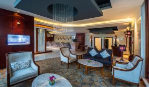 un vestíbulo de un hotel con sillas y mesas en Boudl Gardenia Resort, en Al Khobar