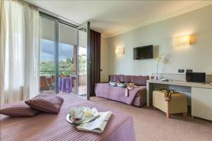 een hotelkamer met 2 bedden en een balkon bij Ardeatina Park Hotel in Castel di Leva