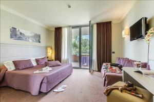 TV a/nebo společenská místnost v ubytování Ardeatina Park Hotel