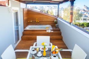 Zimmer mit Badewanne auf dem Balkon in der Unterkunft Letstay Hotel - Adults Only in Antalya