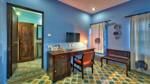 TV a/nebo společenská místnost v ubytování Ikaki Niwas - A Heritage Boutique Hotel