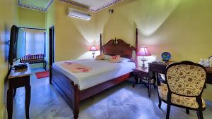 Postel nebo postele na pokoji v ubytování Ikaki Niwas - A Heritage Boutique Hotel