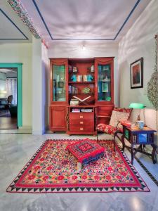 een woonkamer met een bank en een tafel bij Ikaki Niwas - A Heritage Boutique Hotel in Jaipur