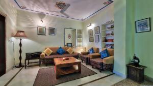 Posezení v ubytování Ikaki Niwas - A Heritage Boutique Hotel