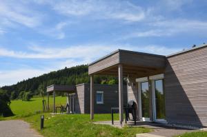 a modular house with a roof at Bungalows am Sonnencamping Albstadt - oberhalb Badkap in Albstadt