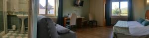 MontmelardにあるLogis Le Saint Cyrのソファ、ベッド、テーブルが備わる客室です。