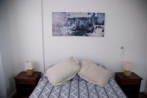 เตียงในห้องที่ Small & Comfortable Apartment in Palermo