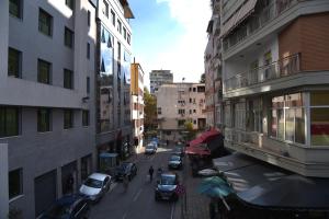 vistas a una calle de la ciudad con coches y edificios en Alindro City Center Apartment 2 en Tirana
