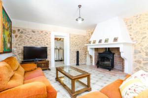 sala de estar con sofá y chimenea en Finca Son Colom, en Manacor