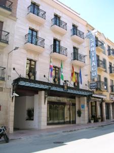 un edificio con banderas a un lado. en Santiago, en Linares