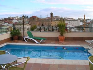 a swimming pool on the roof of a building at Santiago in Linares