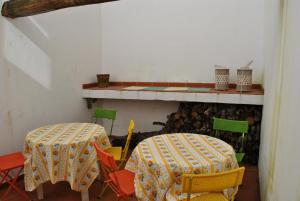 uma mesa e cadeiras num quarto com lareira em Casa típica alentejana em Alpalhão