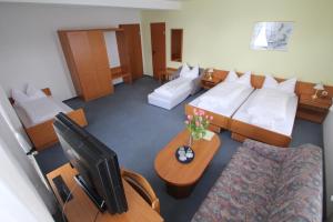 Postel nebo postele na pokoji v ubytování Hotel Weisse Taube