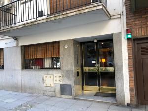 un accès à un bâtiment avec une lumière verte dans l'établissement Small & Comfortable Apartment in Palermo, à Buenos Aires
